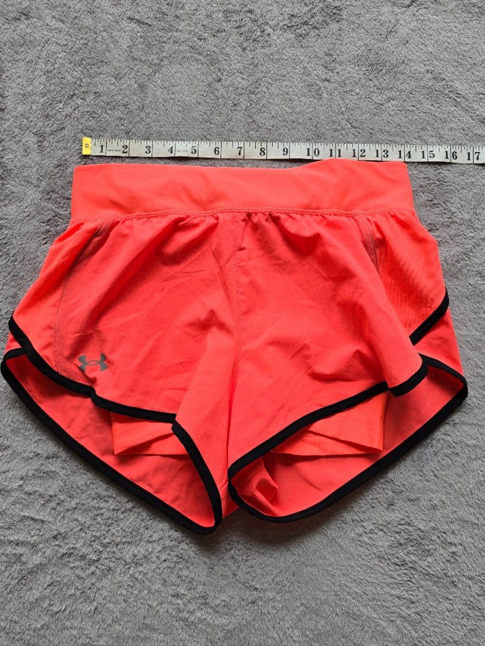 Under Armour fitted heat gear athletic shorts size small